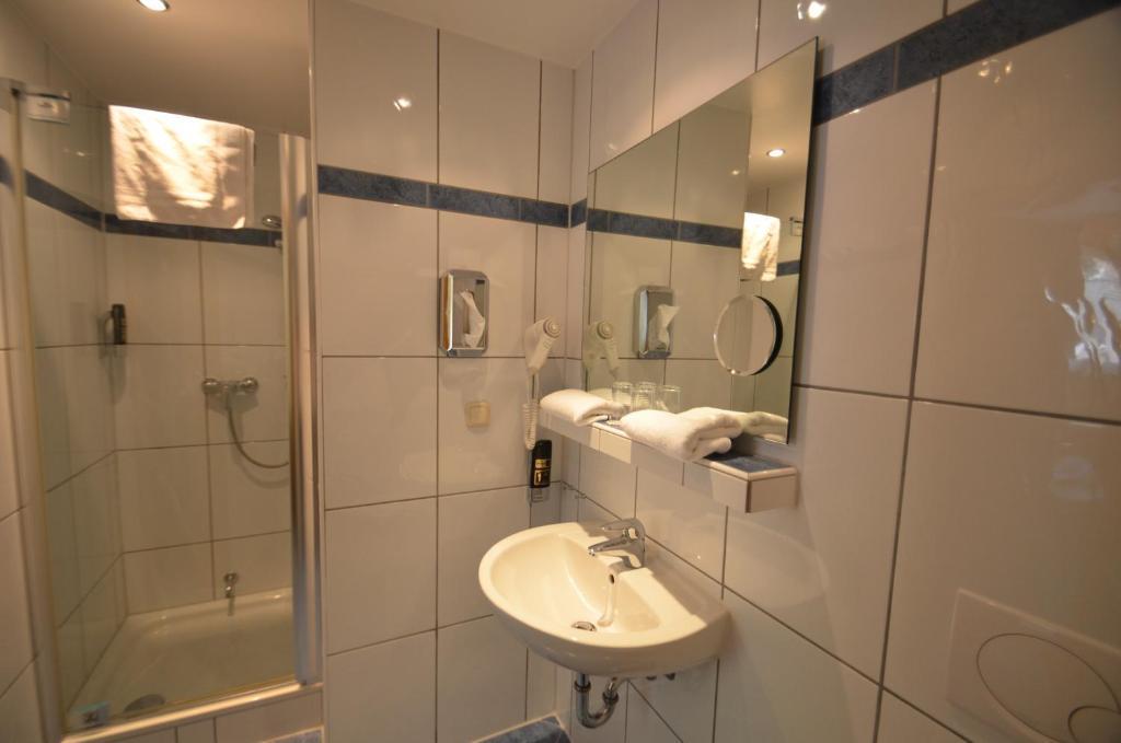 Hotel Zwei Mohren Ruedesheim am Rhein Room photo