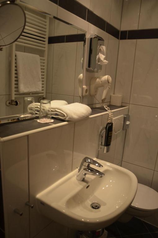 Hotel Zwei Mohren Ruedesheim am Rhein Room photo