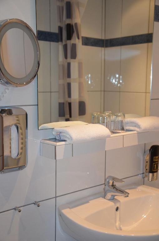 Hotel Zwei Mohren Ruedesheim am Rhein Room photo