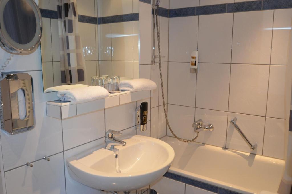 Hotel Zwei Mohren Ruedesheim am Rhein Room photo